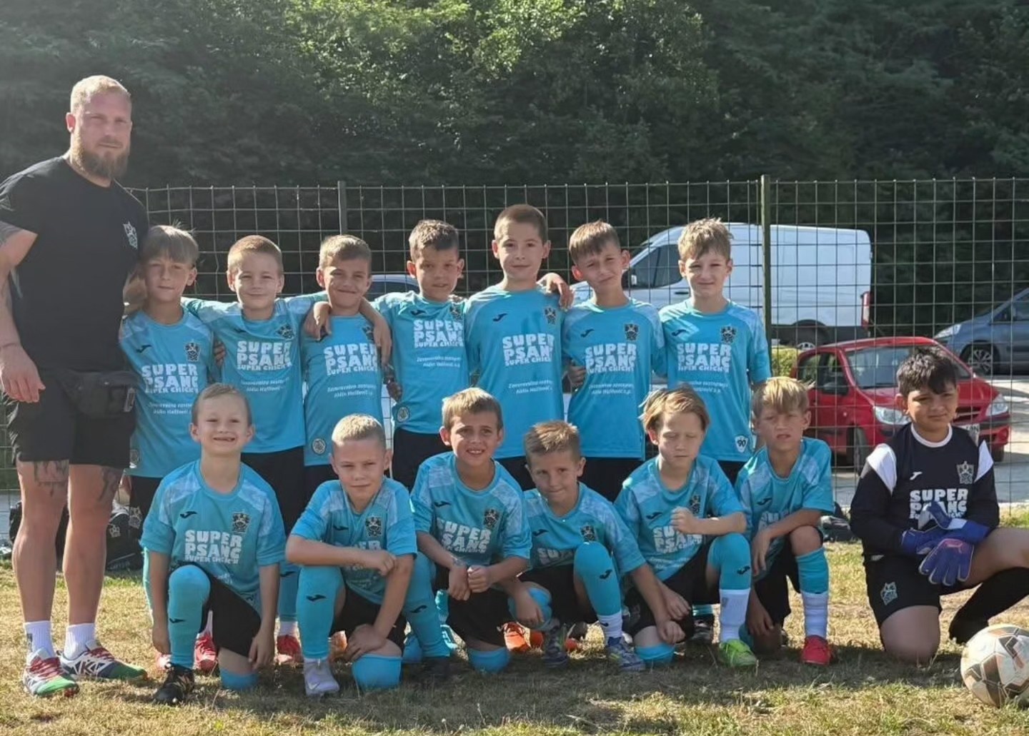 Nogometaši NK Dolomiti Frogs na skupinski fotografiji